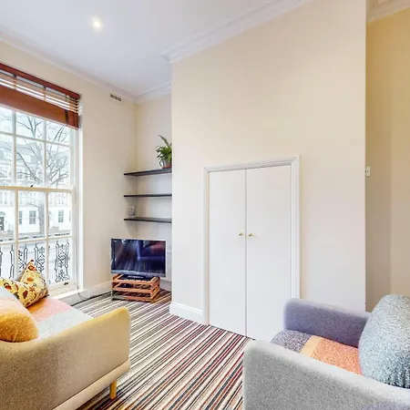 Charming Victorian 1-Bed Flat-3 Mins To Bus Stop